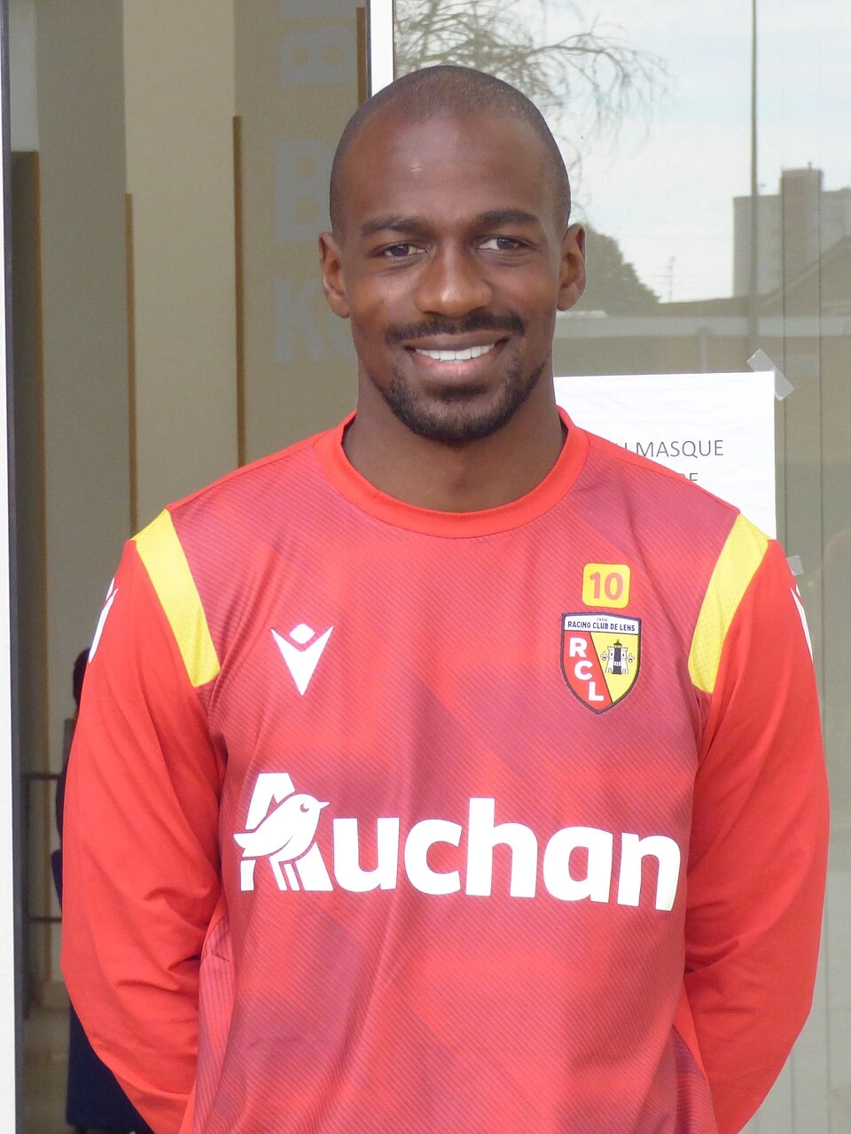 Gaël Kakuta in a red RC Lens training jersey