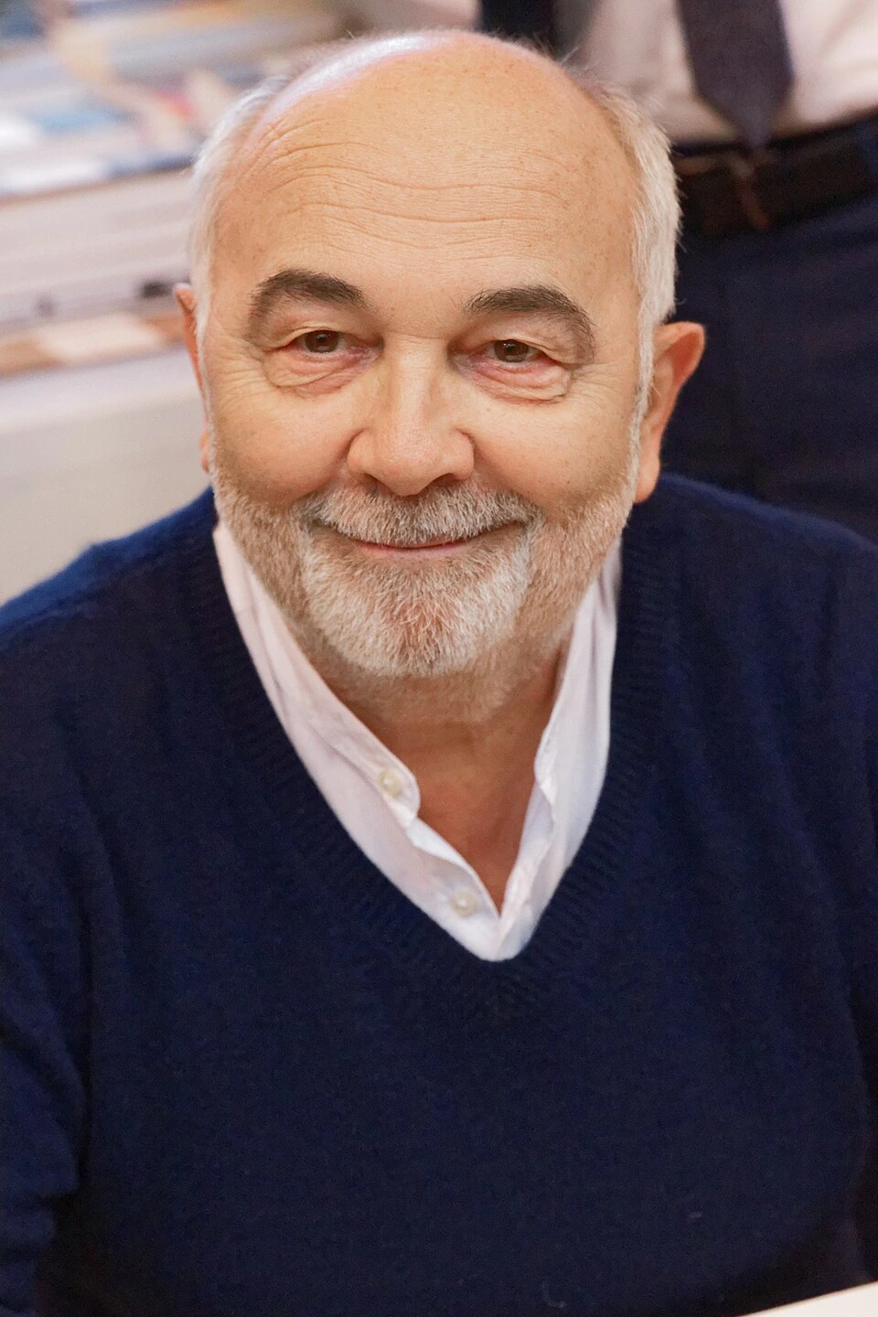 Portrait photo of Gérard Jugnot smiling at an event